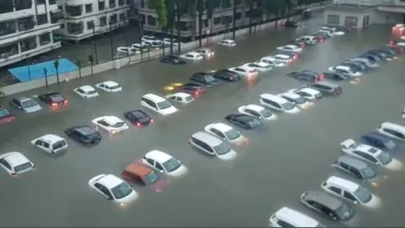 heavy-rain-in-vapi-many-parked-cars-submerged-in-waterknow-the-insurance-rules-and-whether-the-claim-will-be-approved