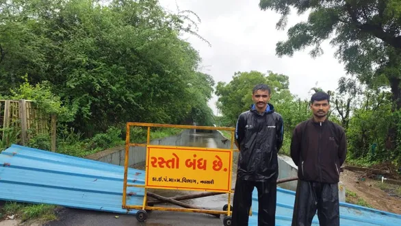 navsari-flood-alert-over-16-inches-pour-in-chikhli-and-khergam-roads-blocked-and-high-alert-issued