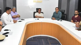 વલસાડમાં પૂરની તારાજી બાદ નાયબ મુખ્યમંત્રી હર્ષ સંઘવીની મોડી રાત્રે મુલાકાત: 12 હજારથી વધુ લોકોના સફળ રેસ્કયૂ બદલ 'ટીમ વલસાડ'ને બિરદાવી