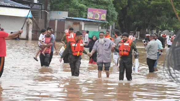 navsari-flood-indian-army-rescues-63-minister-cr-patil-review-aid