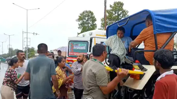 ahmedabad-news-108-team-rescues-pregnant-and-elderly-women-amid-dholka-flood
