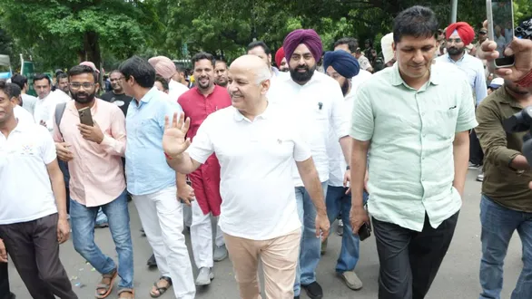 aap-leader-manish-sisodia-heckled-by-congress-at-cjp-neet-protest-jantar-mantar
