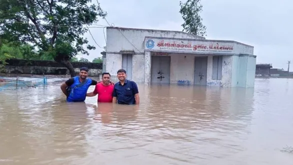 surendranagar-news-teachers-save-school-recrords-amid-heavy-rain-in-nani-kathedi-school-of-limbdi