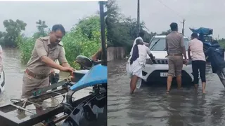 મહીસાગર જિલ્લામાં ભારે વરસાદ વચ્ચે પોલીસની એલર્ટ મોડમાં; પોલીસ જવાનોએ પાણીમાં ફસાયેલા વાહનોને ધક્કા મારી મદદ કરી
