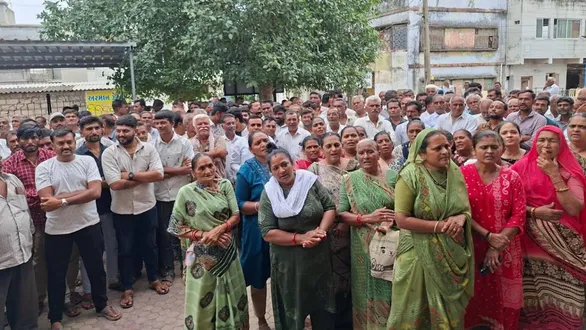 rajkot-news-gujarat-farmer-protest-farmers-of-jashapar-hold-massive-rally-over-power-pole-and-tower-issues