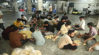 Nadiad News:વડતાલ સ્વામિનારાયણ મંદિર દ્વારા અતિવૃષ્ટિમાં 3000 બુંદી ગાંઠિયાના પેકેટોનું થનારું વિતરણ