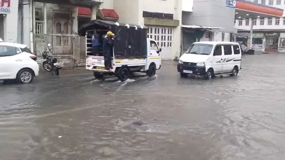 surat-rain-news-10-inches-rain-in-umarpada-97-roads-closed-due-to-flooding