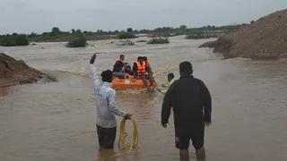 મોરબી-સુરેન્દ્રનગરમાં મેઘરાજાની મૂશળધાર બેટિંગઃ વઢવાણ GIDC જળમગ્ન, વાંકાનેરમાં કોઝવેમાં રિક્ષા સાથે પિતા-પુત્ર તણાયા