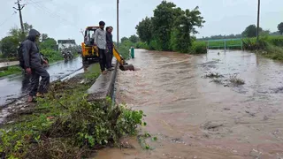 Surendranagar Rain: ચુડા ચોકડી રસ્તા પર નાળું બ્લોક થતાં તંત્ર દોડ્યું; વરસતા વરસાદમાં તાત્કાલિક સફાઈ કરી પાણીનો નિકાલ કરાયો