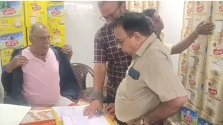 અમદાવાદમાં AMC ફૂડ વિભાગનો મોટો દરોડો: સાબરમતીમાંથી 11.43 લાખનું 1768 કિલો નકલી ઘી જપ્ત