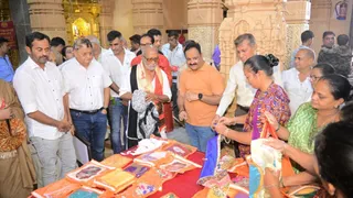 મોરારીબાપુએ સોમનાથ ટ્રસ્ટના મહિલા સશક્તિકરણ સેવાયજ્ઞને બિરદાવ્યો: શ્રદ્ધા, કલા અને રોજગારીના સંગમરૂપ 'વસ્ત્ર પ્રસાદ' નિહાળી પ્રશંસા કરી 
