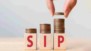 SIP Investment: દરરોજ માત્ર 100 ની બચત તમને બનાવી શકે છે કરોડપતિ: જાણો SIP અને કમ્પાઉન્ડિંગનો અદ્ભુત જાદુ
