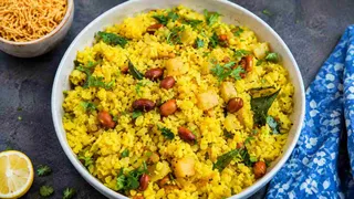 Batata Poha: માત્ર 20 મિનિટમાં તૈયાર કરો હેલ્ધી અને ટેસ્ટી બટાકા પૌવા, જાણો સરળ રેસીપી