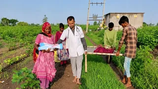 બોટાદ 108 ટીમની સરાહનીય કામગીરી: વાડી વિસ્તારમાં સફળ પ્રસૂતિ કરાવી માતા અને નવજાત શિશુનો જીવ બચાવ્યો