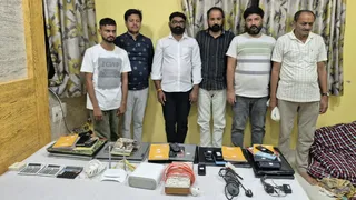 Surendranagar:  પોલીસકર્મીના ઘરમાં હાઈટેક શેરબજારના જુગારનો પર્દાફાશ, 6 શખ્સોની ધરપકડ, ફરાર પોલીસકર્મી સહિત 23 સામે ફરિયાદ