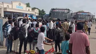 Vadodara: સાવલીમાં ST બસોની અનિયમિતતા સામે જનરેલાપ, વિદ્યાર્થીઓએ રસ્તા રોકી કર્યો ચક્કાજામ