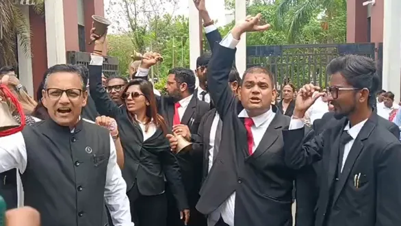vadodara-lawyers-strike-over-gujarat-high-court-circular-protest-impact-on-proceeding