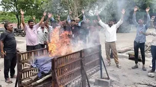 Rajkot: ચોરડી ગામે ગૌચરની જમીનમાં વીજપોલ નાખવાના વિરોધનો ત્રીજો દિવસ, ગ્રામજનોએ 'જેટકો' કંપનીની પ્રતિકાત્મક સ્મશાન યાત્રા કાઢી