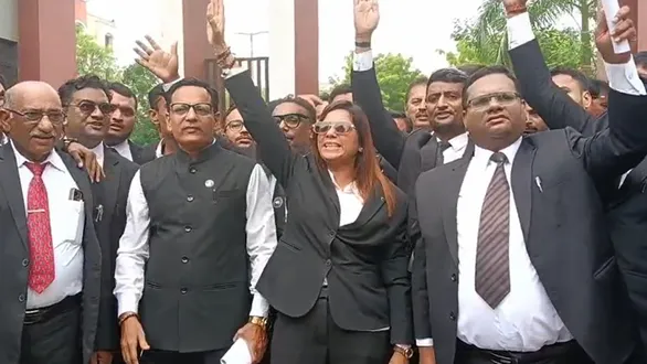 lawyers-protest-demanding-cancellation-of-rape-complaint-against-vadodara-lawyer-hitesh-gupta-presentation-at-range-ig-office