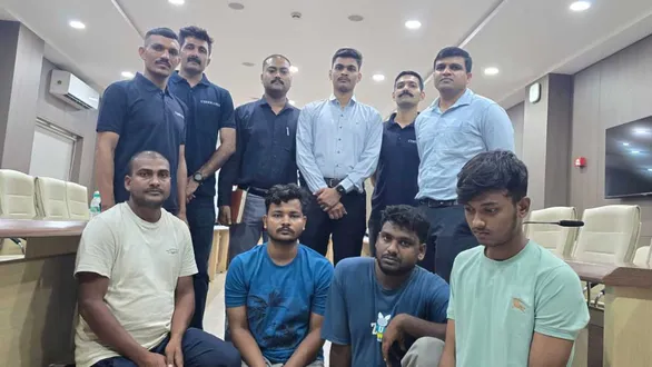 surat-news-police-busts-mobile-hacking-gang-from-patna-hotel-recover-rs-125-crore