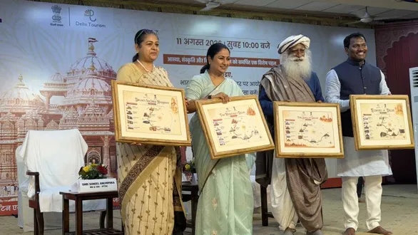cm-rekha-gupta-launches-4-new-delhi-tourism-circuits-at-akshardham