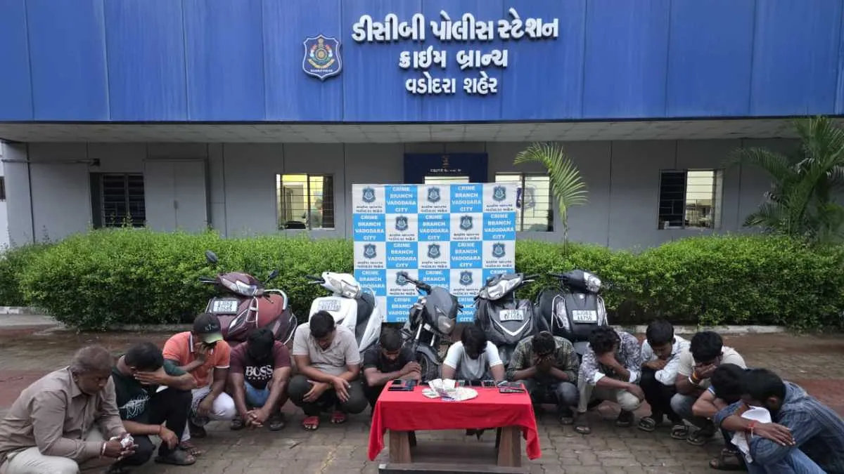 Vadodara: પથ્થરગેટમાં રહેણાંક ફ્લેટમાં DCB પોલીસના દરોડા, જુગાર રમતા 13 પત્તાપ્રેમી ઝડપાયા; રૂ.3.25 લાખનો જપ્ત