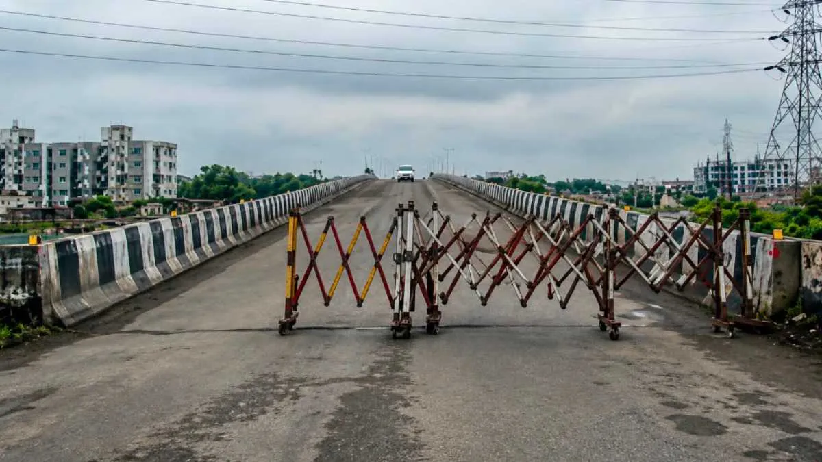 Vadodara: ગંભીરા દુર્ઘટના બાદ રણોલી મીની નદી પરનો 5 દાયકા જૂનો બ્રિજ બંધ, વાહન ચાલકો 5 કિમીનું ચક્કર ફરીની જવા મજબૂર
