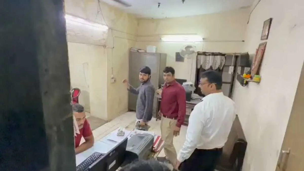 Surat Ragging Case: હર્ષ પંડ્યા આપઘાત કેસના આરોપી ડૉ. અનુજ મહેશ્વરી પોલીસ સમક્ષ હાજર, કહ્યુ- 'સૂચના આપવાને રેગિંગ ના ગણાય'