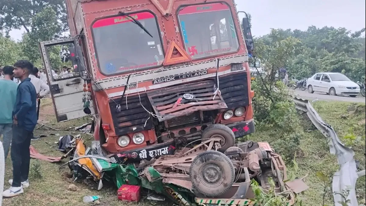 Road Accident:ઝારખંડમાં ભીષણ માર્ગ અકસ્માતમાં 6 લોકોના મોત, ઓટો પર કન્ટેનર પલ્ટી ખાઈ જતા સર્જાઈ ગોઝારી ઘટના