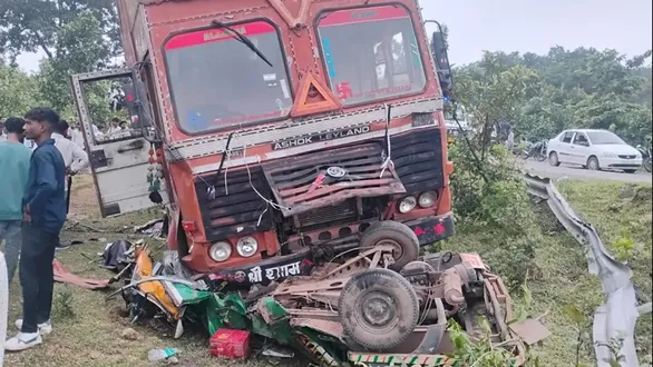 6-people-died-in-a-serious-road-accident-in-jharkhand-a-horrific-incident-occurred-when-a-container-overturned-on-an-auto