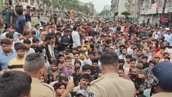 surat-amroli-vedant-industries-workers-strike-sunday-holiday-issue-dcp-police-reached