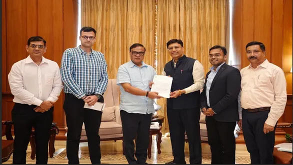 faitta-delegation-meets-chief-minister-himanta-biswa-sarma-and-hands-over-a-cheque-of-rs-8136-lakh-for-flood-victims