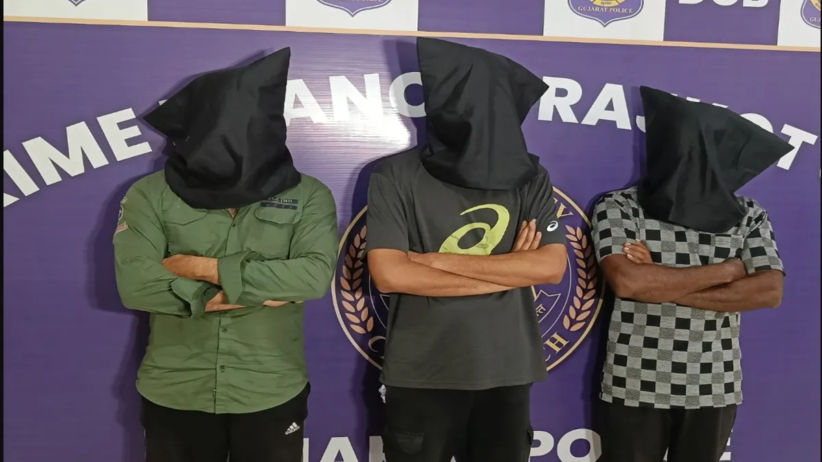 Rajkot News:14 વર્ષ પૂર્વે થયેલી 12 લાખની લૂંટનો ભેદ ઉકેલાયો,કોસ્મેટીકના વેપારીની આંખમાં મરચુ છાંટી લૂંટ ચલાવનાર ત્રણ ઝડપાયા