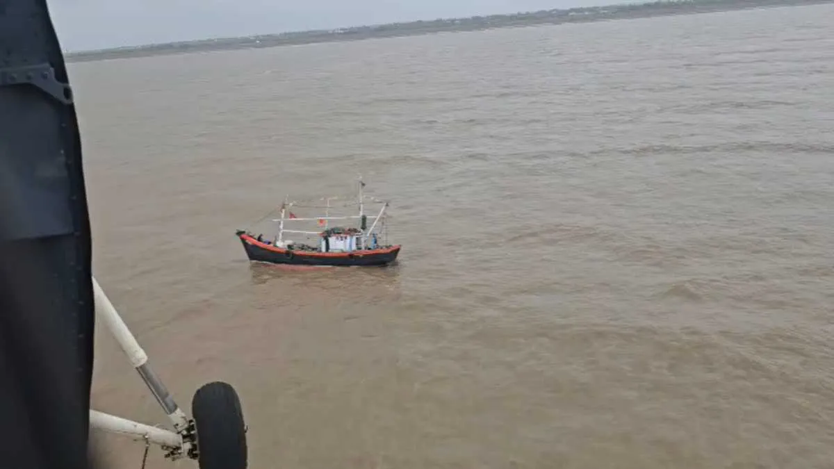 Navsari: ધોલાઈ બંદર નજીક મધદરિયે બોટ ફસાઈ, કોસ્ટ ગાર્ડ દ્વારા 9 માછીમારોનું એરલિફ્ટ રેસ્ક્યુ; જુઓ VIDEO