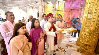 Gautam Adani Family: પર્યુષણ પર્વ પૂર્વે ગૌતમ અદાણીએ પરિવાર સાથે  ગુજરાતના સુપ્રસિધ્ધ મહુડી જૈન મંદિરના દર્શન કર્યા
