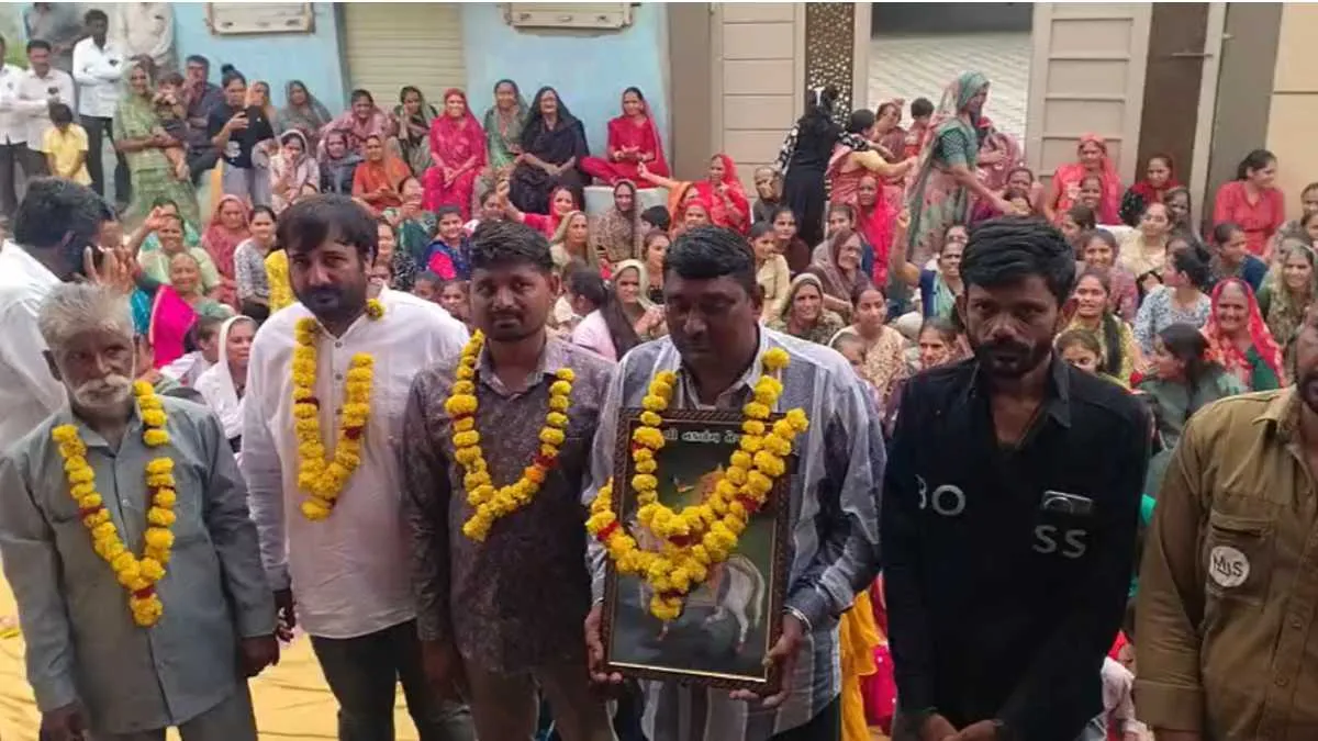 Jamnagar Farmers Protest: વીજ લાઈન મુદ્દે વાવડી ગામના ખેડૂતો આરપારના મૂડમાં, સરપંચ સહિત 7 ખેડૂતો ઉપવાસ પર ઉતર્યા