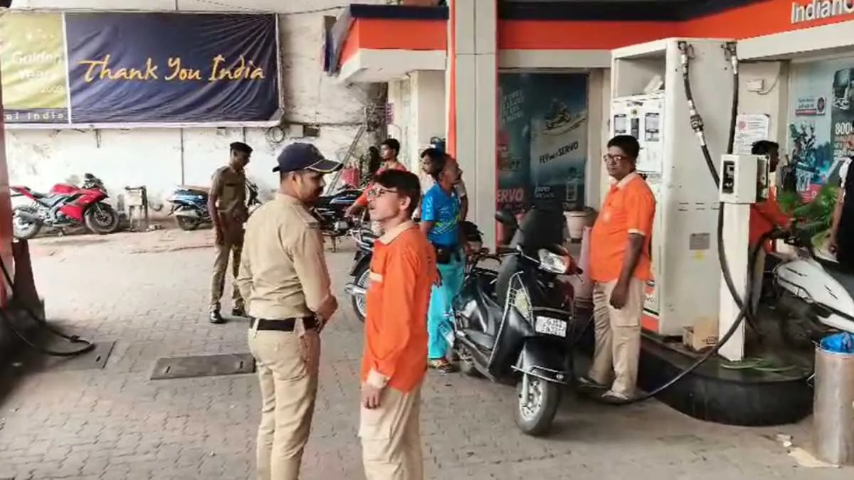 રાજકોટમાં નંબર પ્લેટ વિનાના વાહન ચાલકોને ઈંધણ નહીં આપવાના જાહેરનામાનો કડક અમલ શરૂ, અનેક પેટ્રોલ પંપો પર પોલીસ તૈનાત