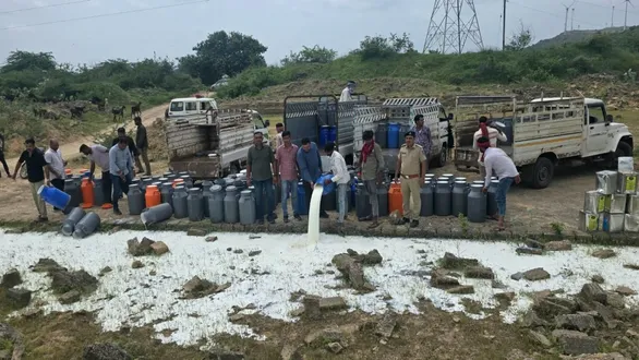 Jamnagar: કાલાવડના હરીપર ગામે સફેદ દૂધનો કાળો કારોબાર, 6 ડેરીઓ પર દરોડો; 7 હજાર લીટર ભેળસેળિયા દૂધનો નાશ કર્યો | Jamnagar: Kalavad Adulterated Milk Raid in Haripar Village