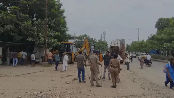 municipal-corporations-red-eye-at-khiskoli-circle-vadodara-goods-from-10-trucks-seized-in-pressurerelief-campaign
