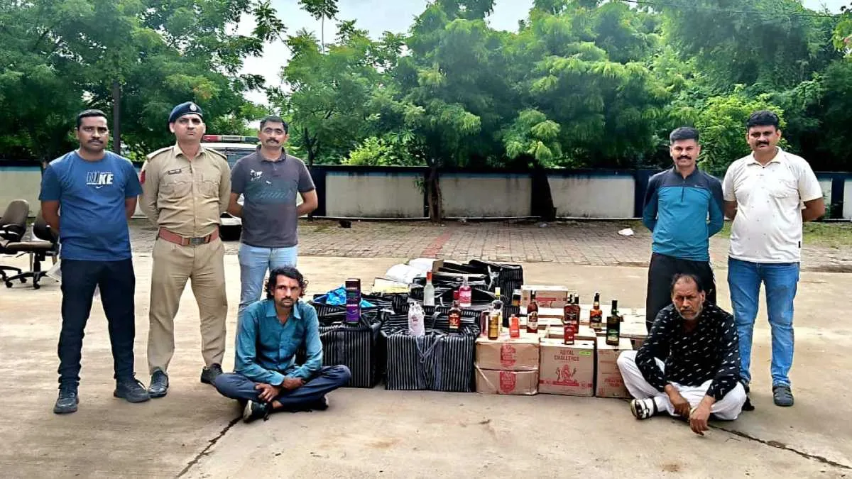 Vadodara: મધ્ય પ્રદેશથી લક્ઝરી બસમાં વિદેશી દારૂની હેરાફેરીનો પર્દાફાશ, રૂ. 21 લાખના મુદ્દામાલ સાથે ડ્રાઈવર સહિત બેની અટકાયત