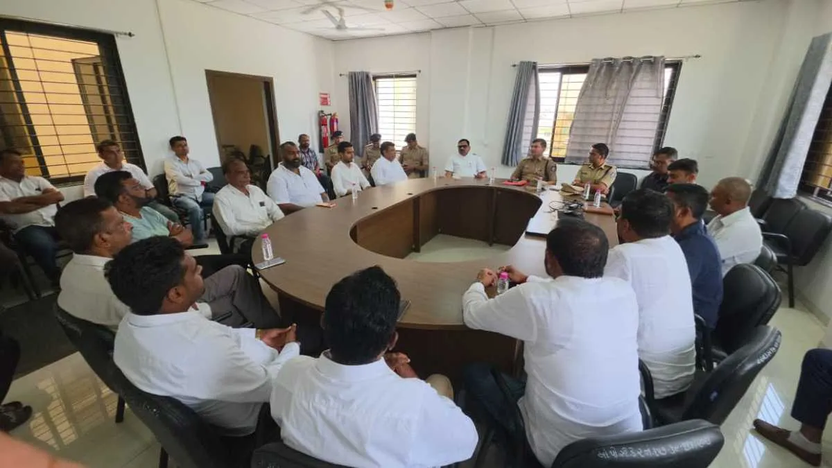 Surat: ગોદાવાડી ગામે યુવતીની હત્યા બાદ લૂંટના આરોપીઓ હજુ પોલીસ પકડથી દૂર, કોળી સમાજના આગેવાનો SPને મળ્યા