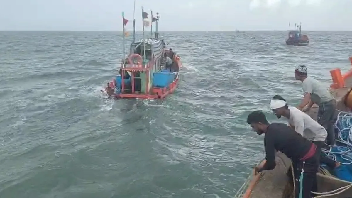 Veraval News:ઉનાના નવાબંદર દરિયાકાંટે ફિશિંગ બોટ ડૂબી: 6 ખલાસીનો આબાદ બચાવ, જુઓ Live Video