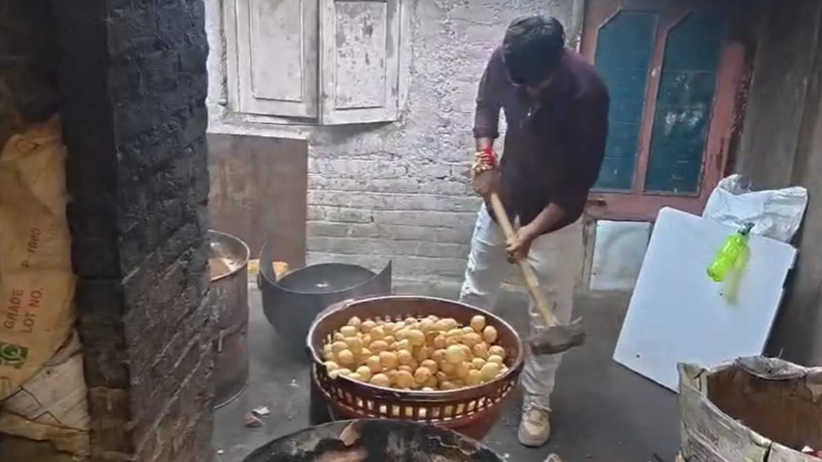 Vadodara: લોકોના આરોગ્ય સાથે ચેડા કરનારા સામે મનપાની લાલ આંખ, ખોડિયારનગરમાં ગંદકી વચ્ચે ગેરકાયદે ધમધમતા પાણીપુરીના 40 એકમો ધ્વસ્ત