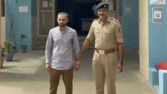surat-social-media-influencer-enters-dwarka-temple-with-mobile-police-file-case-and-seize-phone