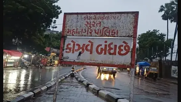 the-causeway-which-had-been-opened-for-traffic-four-days-ago-has-been-closed-to-traffic-again