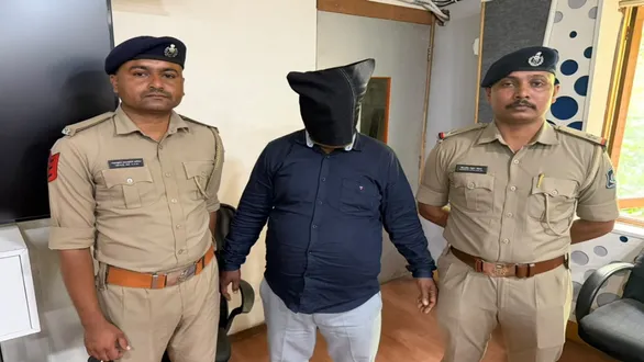 con-artist-arrested-for-extorting-10000-from-a-jetpur-factory-owner-by-posing-as-a-labour-officer-and-issuing-threats