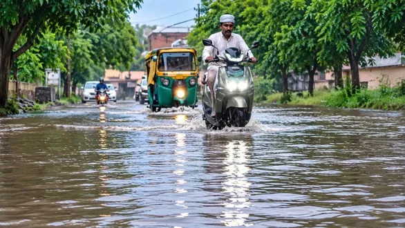 godhra-heavy-rain-three-and-half-inches-two-hours-mesari-river-overflow-causeway-closed