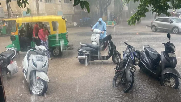 rajkot-news-heavy-rain-causes-waterlogging-across-main-roads