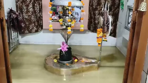 surat-city-news-devotees-angry-after-drainage-overflow-shuts-down-darshan-at-varachha-mahadev-temple