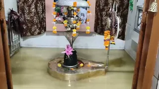 Surat: વરાછામાં ઉભરાયેલી ગટરનું ગંદુ પાણી મંદિરના ગર્ભગૃહમાં પવિત્ર શિવલિંગ સુધી પહોંચ્યું, મહાદેવના દર્શન બંધ કરાતા ભક્તોમાં રોષ